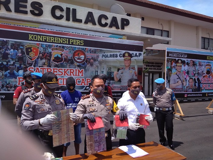 BARANG BUKTI: Kapolres Cilacap AKBP Dery Agung Wijaya menunjukkan bukti perjudian yang berhasil diungkap Satreskrim Polres Cilacap, kemarin. (SB/gayhul dhika)