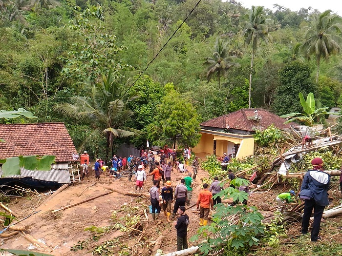 PENCARIAN KORBAN : Tim gabungan mencari tiga korban yang tertimbun tanah longsor di Desa Banjarpanepen, Kecamatan Sumpiuh.