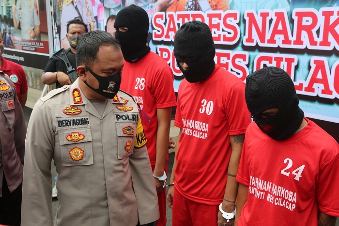 NARKOBA: Kapolres Cilacap AKBP Dery Agung Wijaya menunjukkan para pengedar narkoba yang ditangkap Sat Narkoba Polres Cilacap, Kamis (5/11). (SB/dok)