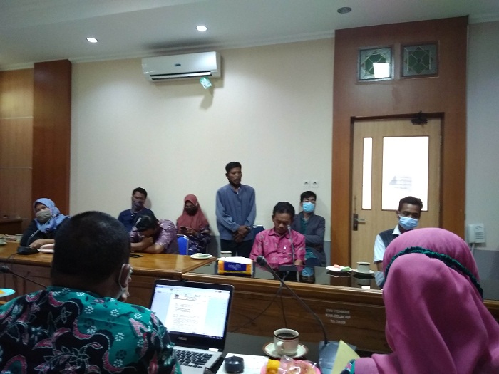 Warga Dusun Winong, menyampaikan keluhan saat audiensi pertama dengan DLH Cilacap, Selasa (4/11) lalu.  (SB/dhika wicaksana)