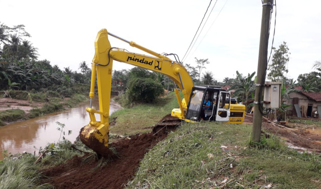 TANGGUL JEBOL: Alat berat milik BBWS Citanduy dikerahkan untuk mengatasi tanggul sungai yang jebol di Desa Sindangsari, Kecamatan Majenang, Kabupaten Cilacap. (SB/Dokumentasi Dinas PSDA Cilacap)