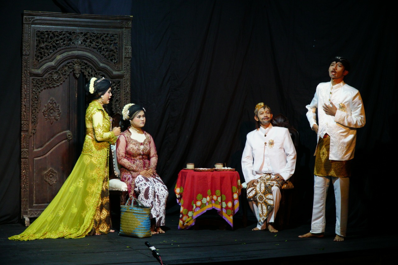 PENTAS : Komunitas Teater Sastra Perwira (Katasapa) Purbalingga mementaskan cerita rakyat Watu Lawang.