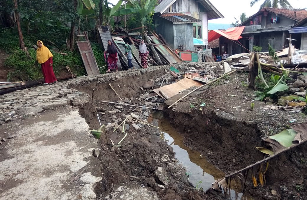 tanah bergerak gumingsir