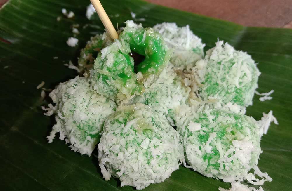 Klepon, jajan pasar khas Banyumas. (SB/Tim Magang-2)