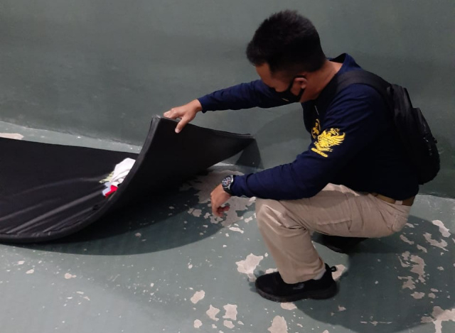 Petugas Razia Kamar Warga Binaan Lapas Batu Nusakambangan