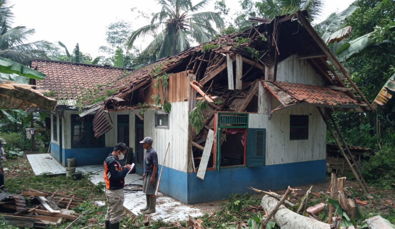 Duh, Angin Kencang dan Pohon Tumbang Rusak Rumah Warga