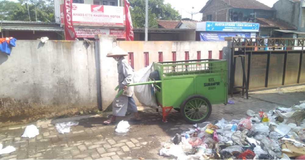 BAWA GEROBAK:Seorang pekerja di KSM TPS 3R Kelurahan Sumampir, Purwokerto Utara membawa gerobak sampah.(SB/mg05)