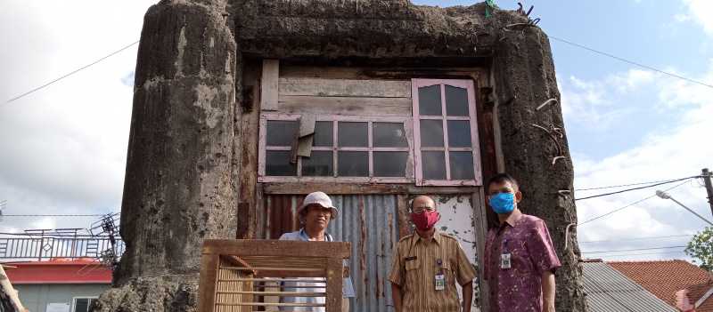 BENTENG KODOK: Petugas Dinas P dan K Cilacap mengecek bangunan Benteng Kodok di kompleks Jalan Semadar, Kelurahan Cilacap, Kecamatan Cilacap Selatan, Kabupaten Cilacap, Kamis (29/7/2021). (SB/Hidayat AK)