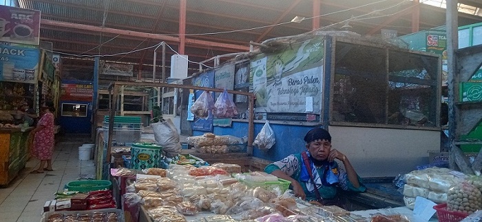 TUNGGU PEMBELI:Seorang pedagang Pasar Karanglewas sedang menunggu pembeli, Rabu (28/7/2021).(SB/mg04)