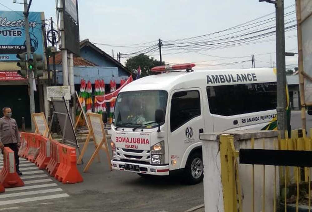 MELINTAS: Sebuah ambulans melintas di pos penyekatan Simpang Tanjung, Selasa (27/7/2021) (SB/Sabilla Arfiana)