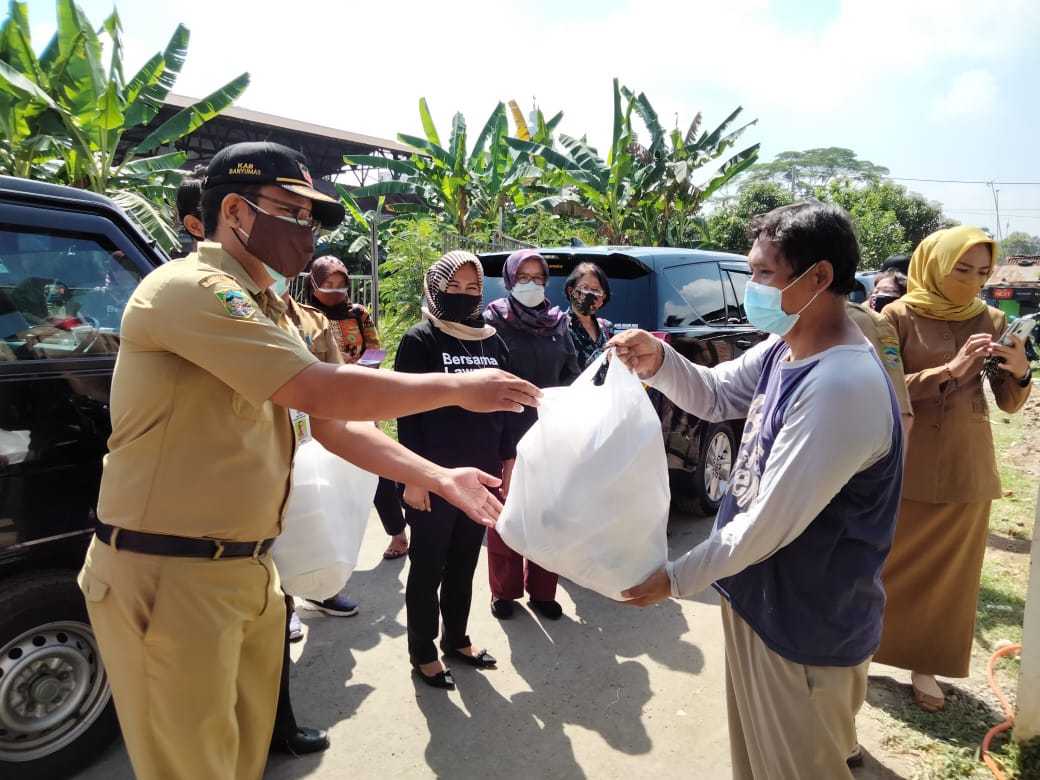 SALURKAN BANTUAN:ASN Pemkab Banyumas menyalurkan bantuan bahan makanan ke warga terdampak PPKM Darurat,  Rabu (28/7/2021). (SB/Agus Wahyudi-)