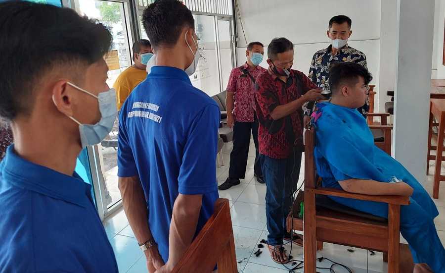 PANGKAS RAMBUT: Sejumlah klien mengikuti bimbingan dan pelatihan pangkas rambut di Pokmas Lipas dari Jatramas Corporation Purwokerto, Kamis (26/8/2021).(SB/dok)