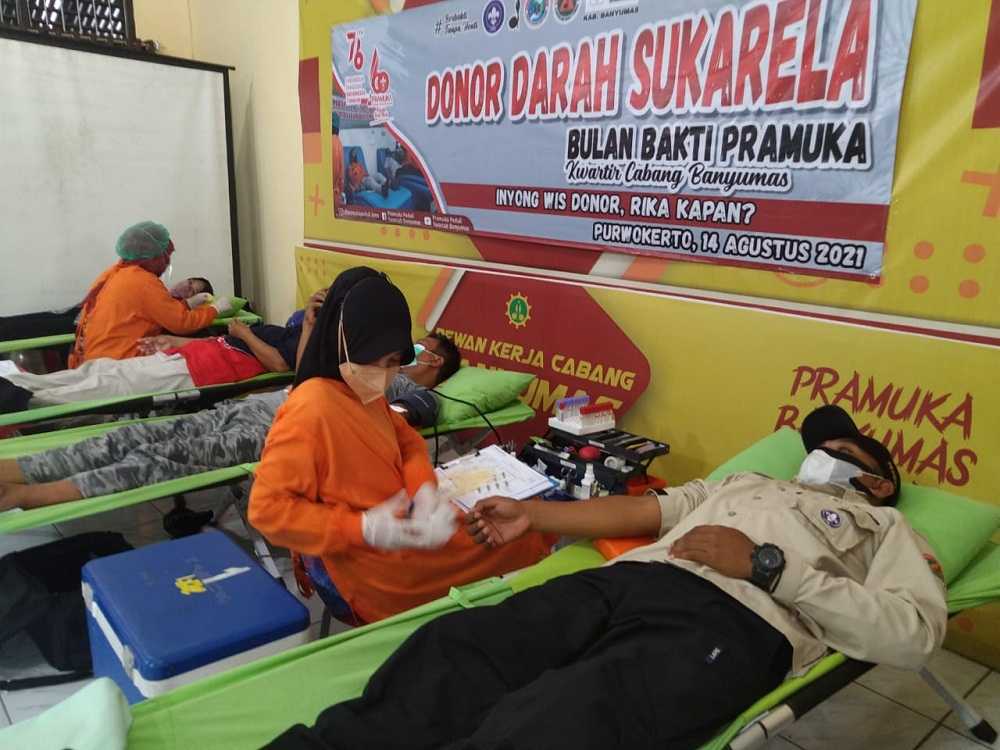 DONOR DARAH:Peserta donor darah dalam rangka bulan bakti Hari Pramuka ke-60. (SB/Agus Wahyudi-)