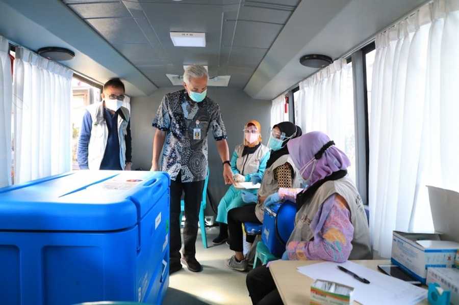 VAKSINASI:Gubernur Jateng Ganjar Pranowo meninjau pelaksanaan vaksinasi di bus vaksin.(sumber:jatengprov.go.id)