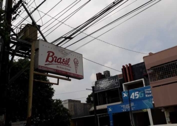 Papan nama kedai es krim Brasil yang terletak di Jalan Jenderal Soeprapto Purwokerto.(SB/mg01-)