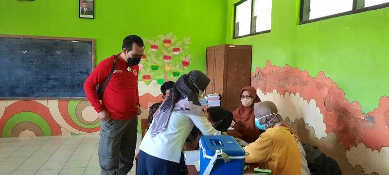 Binda Jateng menggelar vaksinasi di SDN 2 Sembawa Kecamatan Kalibening, Banjarnegara dengan sasaran pelajar atau anak usia 6-11 tahun, Sabtu (26/2/2022). (SB/dokumentasi BIN Daerah Jateng)