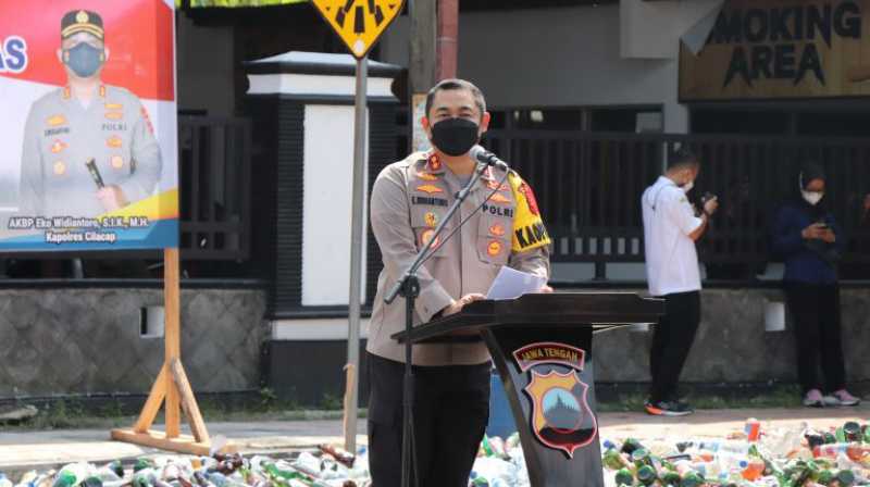 Polres Cilacap Musnahkan Ribuan Botol Miras