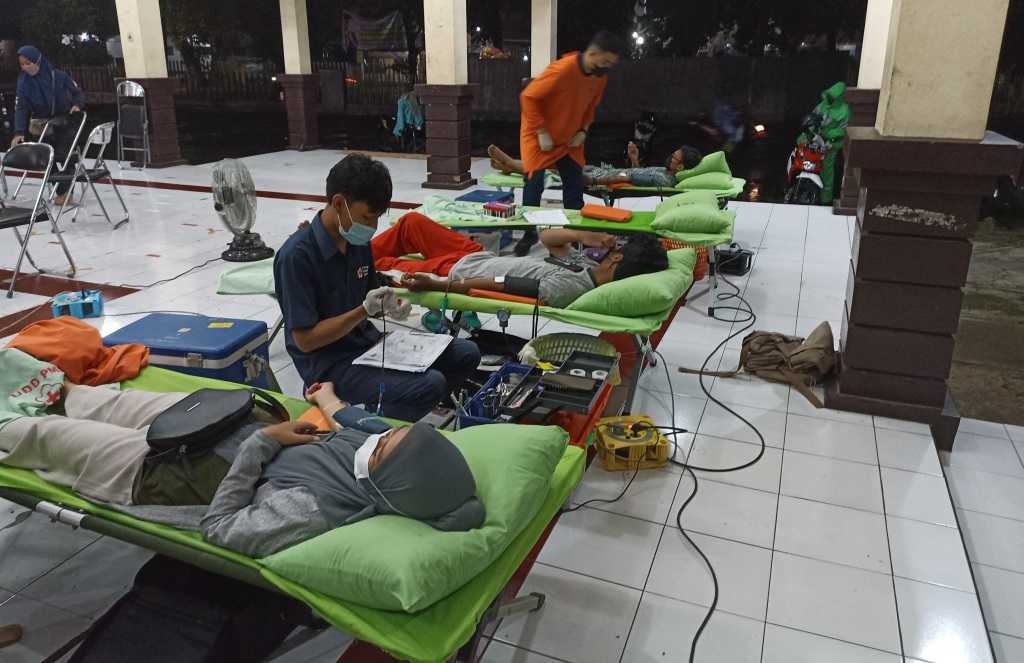 Keterangan Foto : MELAKUKAN DONOR : Sejumlah pendonor menyumbangkan darahnya di di pendopo komplek Pusat Kegiatan Mahasiswa (PKM), Rabu (20/4) malam.