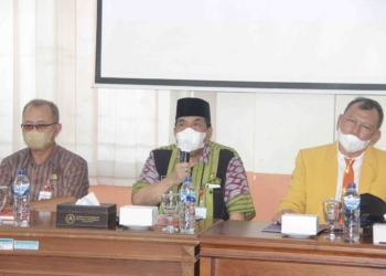 KKN UNSOED:Wabup Purbalingga Sudono menera KKn Unsoed Purwokerto. (Dok)