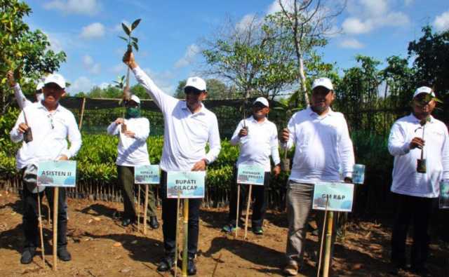 Memperingati Hari Lingkungan Hidup dengan Tanam Mangrove di Cilacap