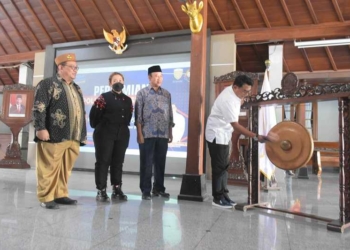 Kepala Kantor Staf Presiden Jenderal TNI (Purn) Dr H Moeldoko SIP meresmikan Politeknik GUSDURian di Pendapa Sipanji Purwokerto, Jumat (2/9/2022).(SB/Dian A)