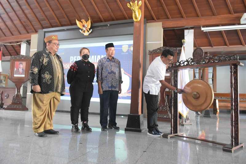 Kepala Kantor Staf Presiden Jenderal TNI (Purn) Dr H Moeldoko SIP meresmikan Politeknik GUSDURian di Pendapa Sipanji Purwokerto, Jumat (2/9/2022).(SB/Dian A)