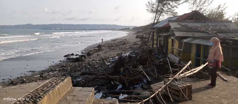 Gelombang Tinggi Rusak Aset Pedagang di Pesisir Selatan Cilacap, Masyarakat Diminta Kurangi Akvitas di Pantai