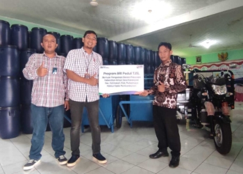 SERAHKAN CSR: Bank BRI Cabang Purbalingga menyerahkan CSR ke Pemerintah Desa Karangsari, Kecamatan Kalimanah, baru-baru ini. Bantuan berupa peralatan pengolahan sampah. (dok)