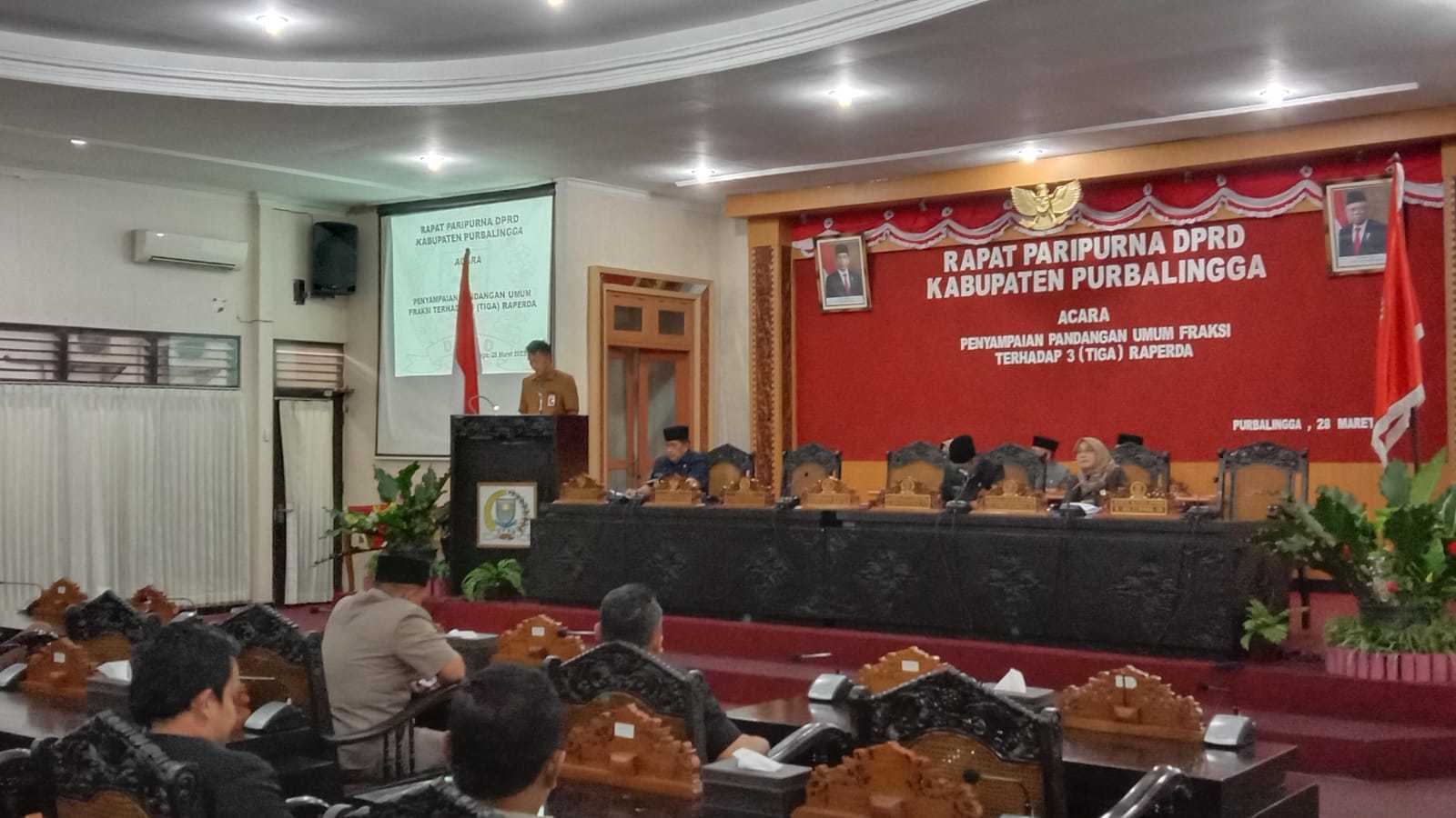 RAPAT PARIPURNA: DPRD Purbalingga dalam acara pandangan umum tiga Raperda. (Dok)