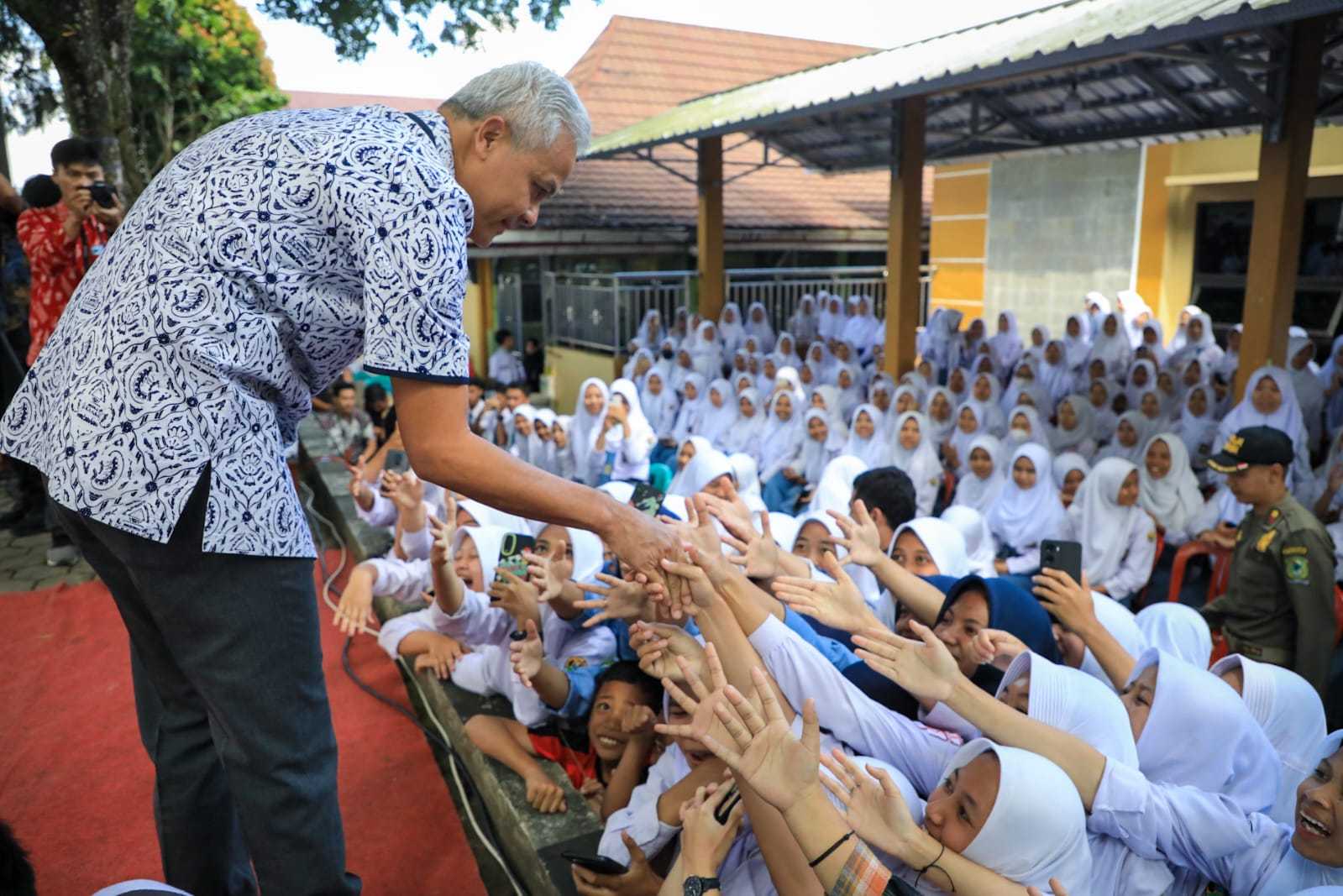 Gubernur Jawa Tengah, Ganjar Pranowo menggelar program ‘Gubernur Mengajar’ di SMAN 1 Karangkobar, Rabu (24/5/2023).