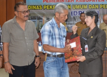 Pj. Bupati Cilacap Yunita Dyah Suminar menyerahkan SPMK tahap kedua kepada rekanan. [dok Pemkab Cilacap]