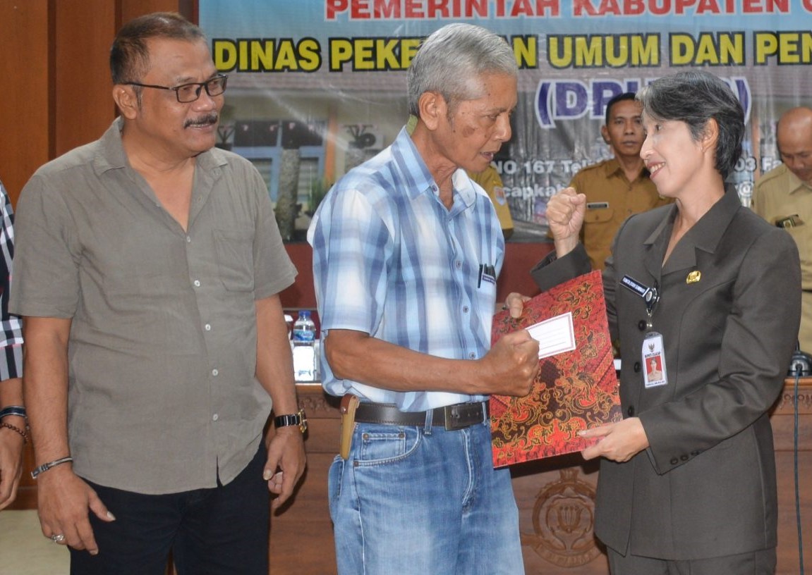 Pj. Bupati Cilacap Yunita Dyah Suminar menyerahkan SPMK tahap kedua kepada rekanan. [dok Pemkab Cilacap]
