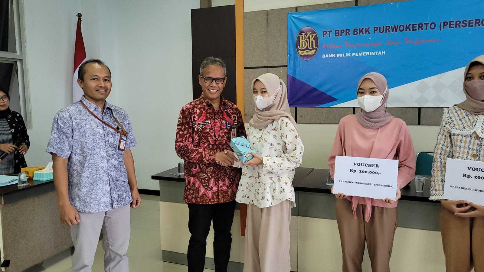 Badan Pendapatan Daerah (Bapenda) Kabupaten Banyumas menyerahkan hadiah kepada pemenang  Gebyar Pajak Resto di BPR BKK Purwokerto, Kamis (8/6/2023).