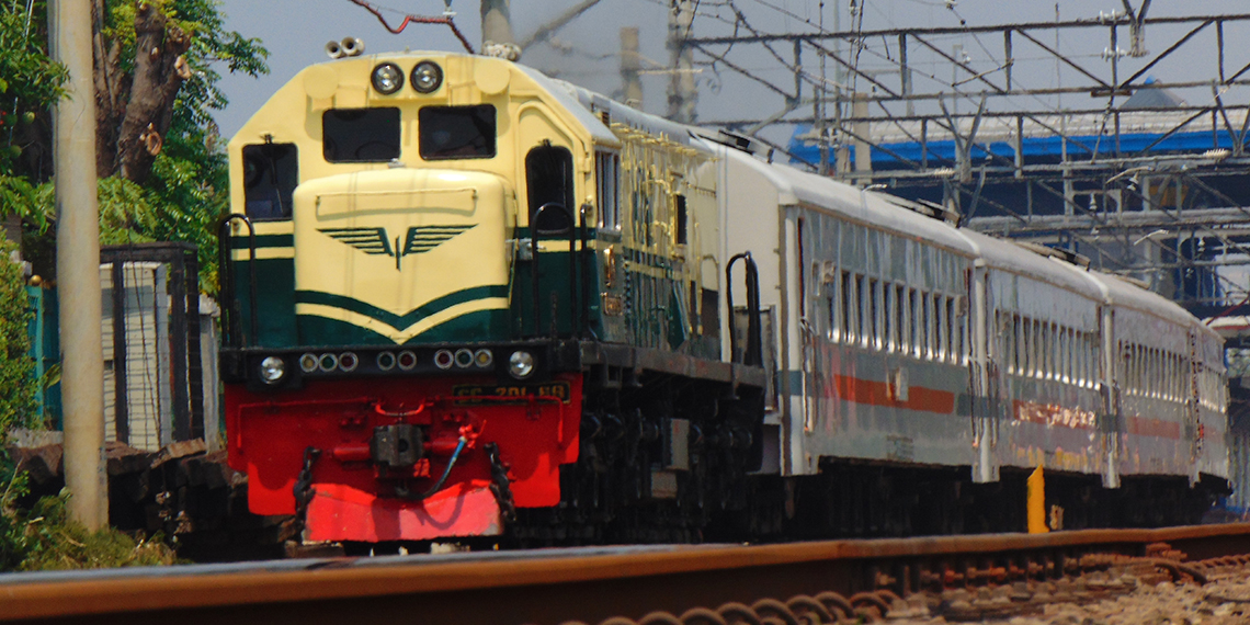 Kereta api Serayu ditarik Lokomotif CC 201 83 31 SMC dengan Ciri Khas Livery Vintage di era PJKA