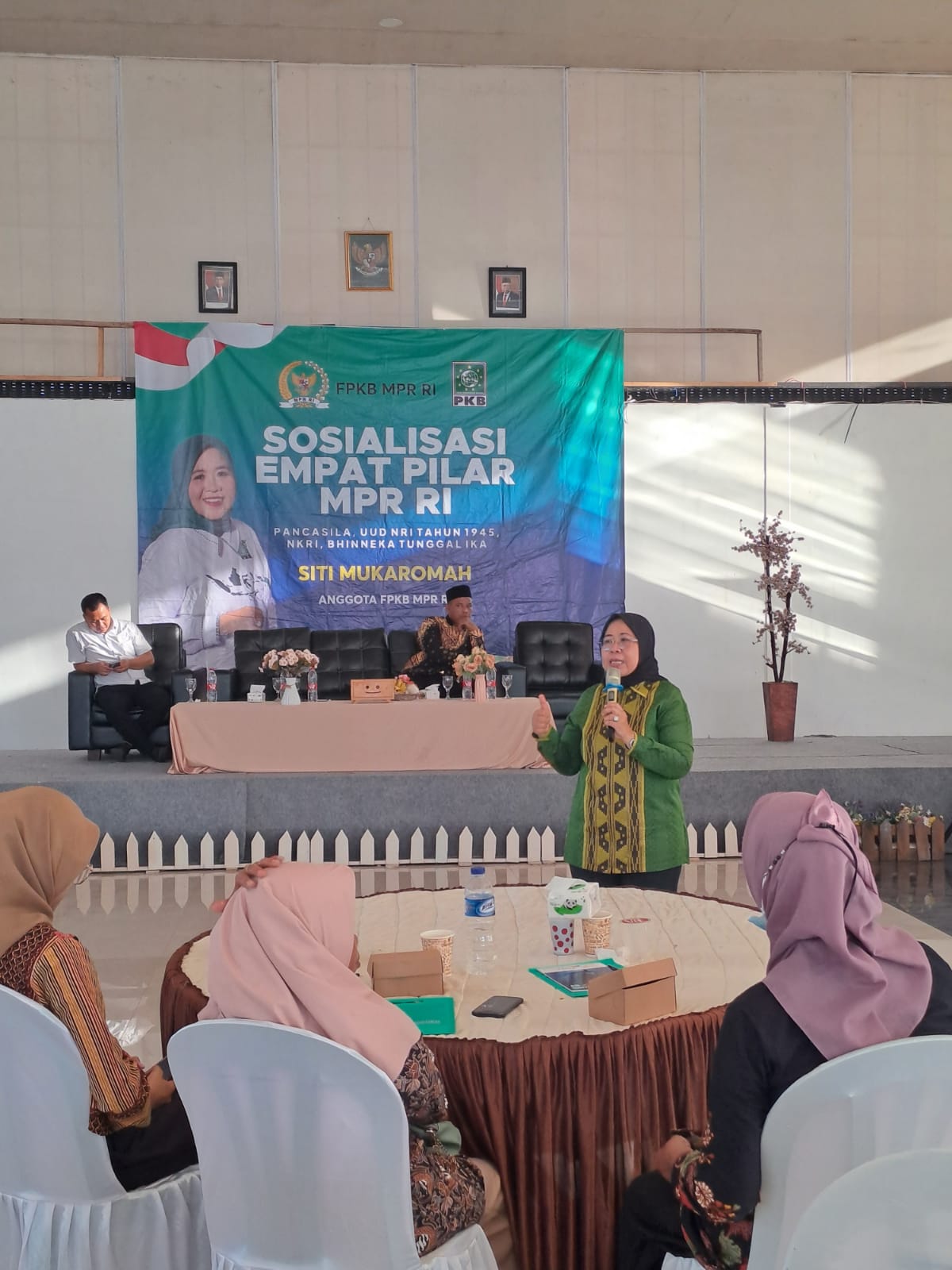 Anggota DPR RI, Siti Mukaromah memberikan paparan dalam sosialisasi 4 Pilar di Hall Sena, Kroya, Cilacap.