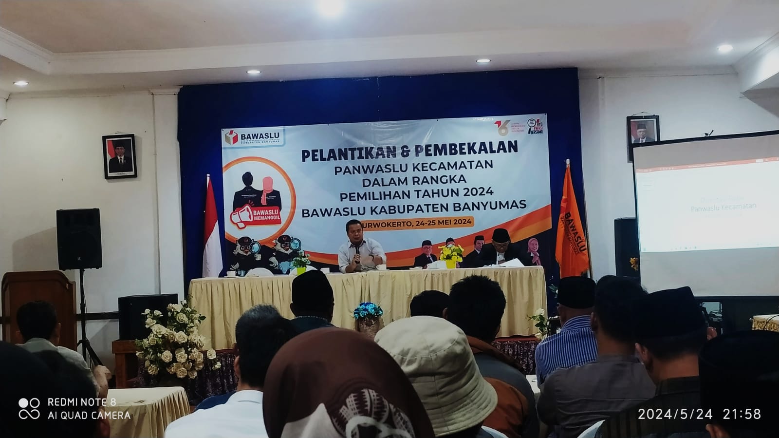 Ketua Bawaslu Banyumas, Imam Arif Setiadi memberi pembekalan usai pelantikan Panwascam se Banyumas, di Hotel Moro Seneng, Baturraden, Jumat (24/5/2024)