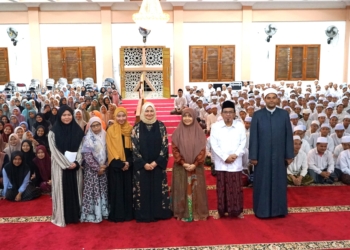 Profesor Nahlah berfoto bersama Gus Anam dan ratusan Mahasantri usai kuliah umum di Gedung Zawiyah, Komplek Pesantren At Taujieh Al Islamy 2 Andalusia, Jumat (21/6/2024).