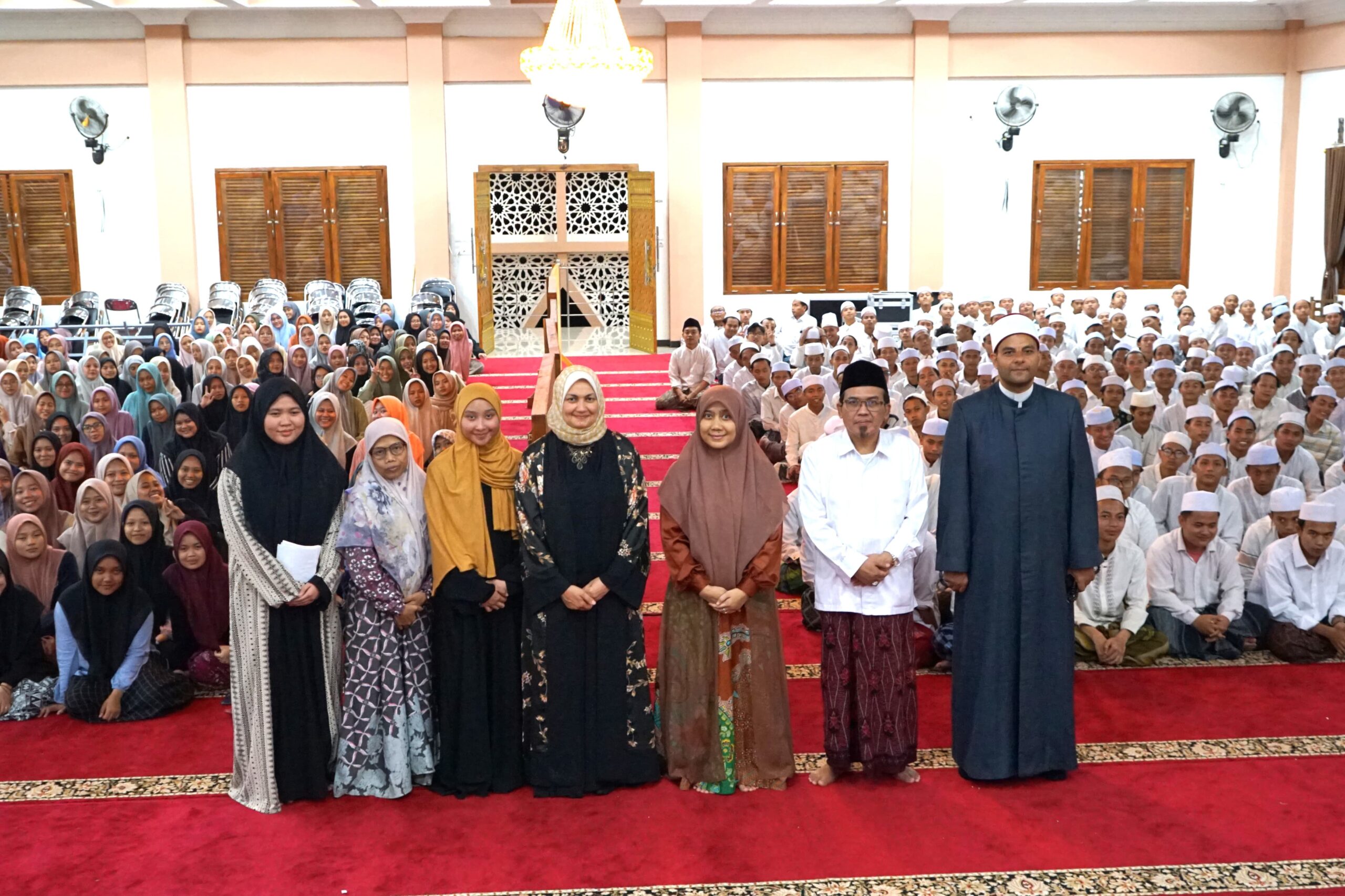 Profesor Nahlah berfoto bersama Gus Anam dan ratusan Mahasantri usai kuliah umum di Gedung Zawiyah, Komplek Pesantren At Taujieh Al Islamy 2 Andalusia, Jumat (21/6/2024).