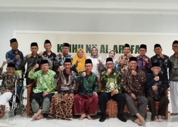 PCNU Banyumas berfoto bersama Pengurus KBIHU NU Al Arofat usai laporan kegiatan haji dan penyerahan komitmen fee di Gedung Al Arofat, Purwokerto.