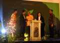Owner Casa de Lani Resort and Convention berjabat tangan dengan Sekda Banyumas, Agus Nur Hadie pada peluncuran hotel ini, Kamis (24/4/2025) malam.